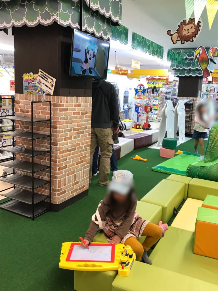 メガドンキ福重店の子どもの遊び場でテレビが設置している画像