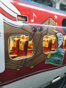 博多駅からみえたミッキーマウスのJR九州 Waku Waku Trip 新幹線の画像