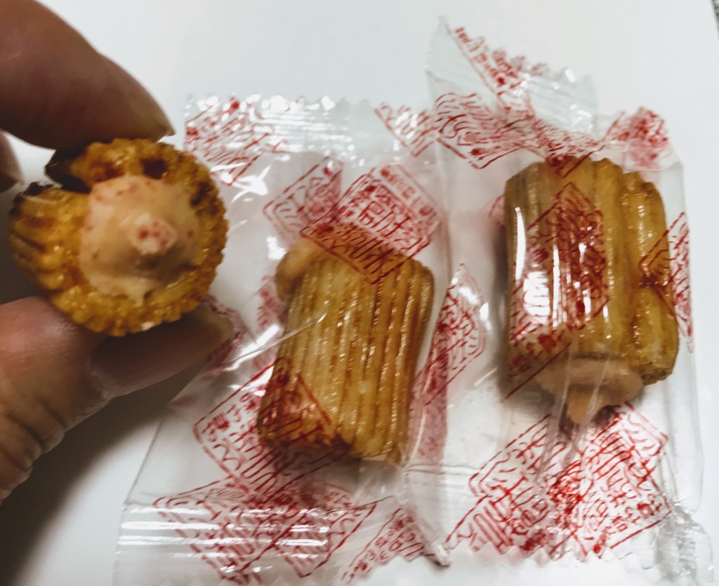 福岡のおすすめ明太子お菓子めんたいチーズおかきを袋から出した画像