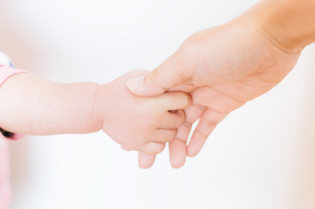 子供と手を繋ぐ親子画像