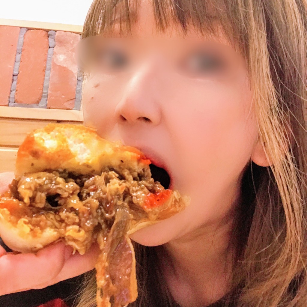 コメダ珈琲のコメ牛の肉だくだくを女性が食べる画像